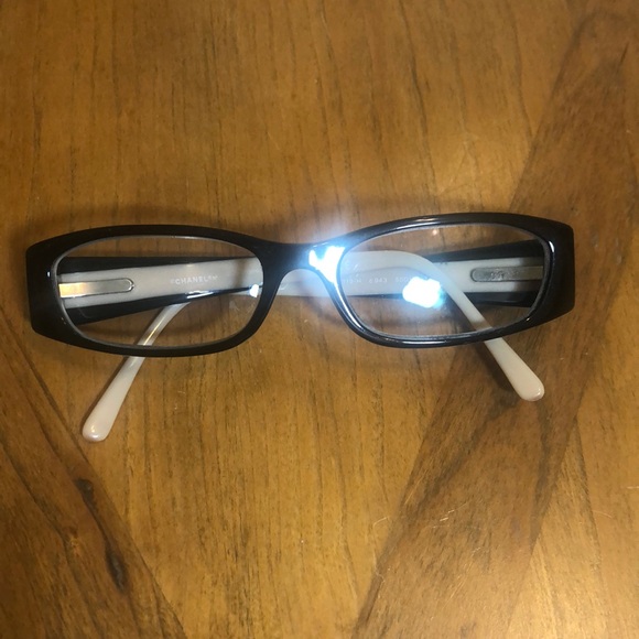 Chanel Small Prescribe Eyeglasses. - Picture 13 of 16